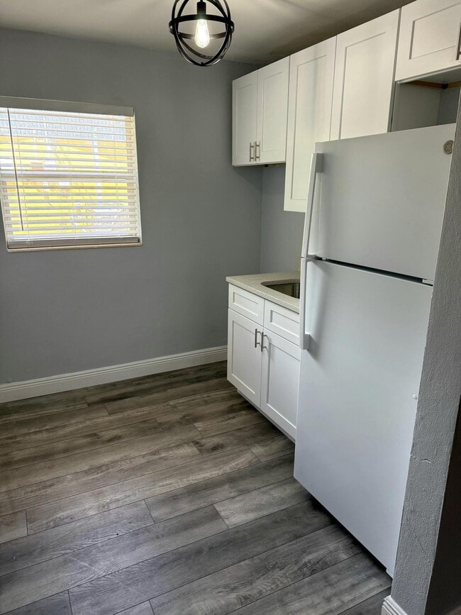 Building Photo - 1564 W 28th St