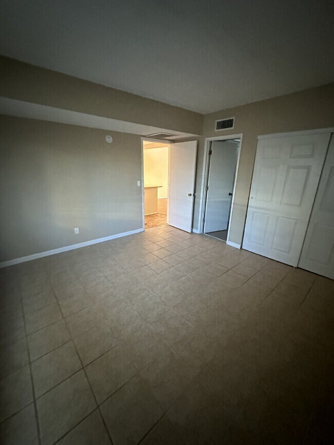 Building Photo - Townhome in non-age restricted area of Green Valley