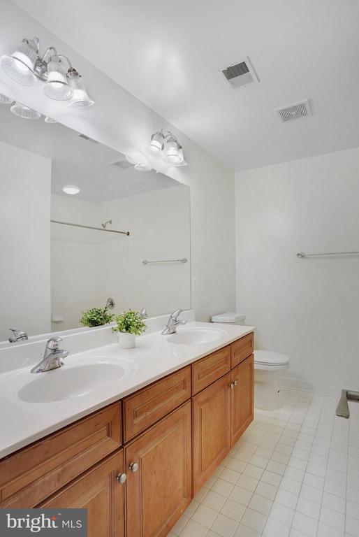 Building Photo - 4684 Carisbrooke Ln