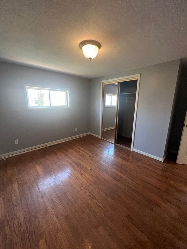 Building Photo - 3 bedrooms/2 bathrooms with detached 2 car...
