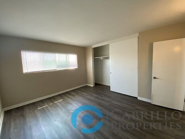 Building Photo - 4774 Mansfield St