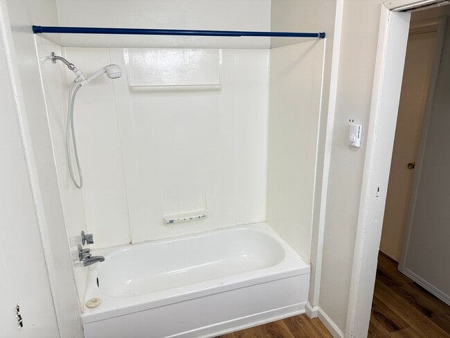 Building Photo - Huge 4 bedroom 2 bath house!