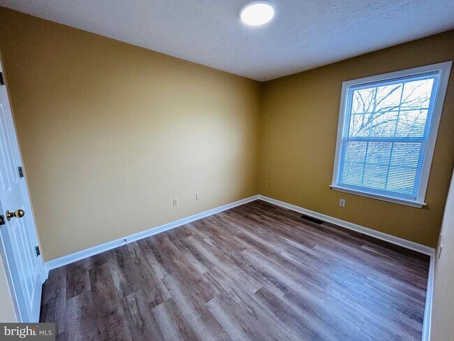 Building Photo - 140 Lexington Ct
