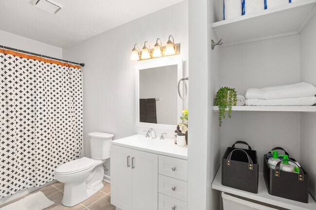 Building Photo - Furnished 1-Bedroom Condo with Modern Upda...