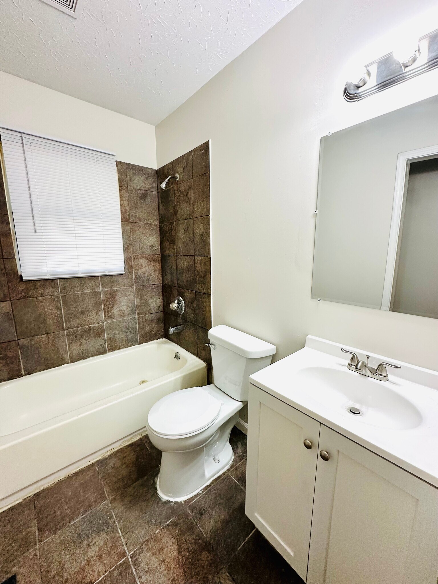 Building Photo - 1147 Lincoln Ave