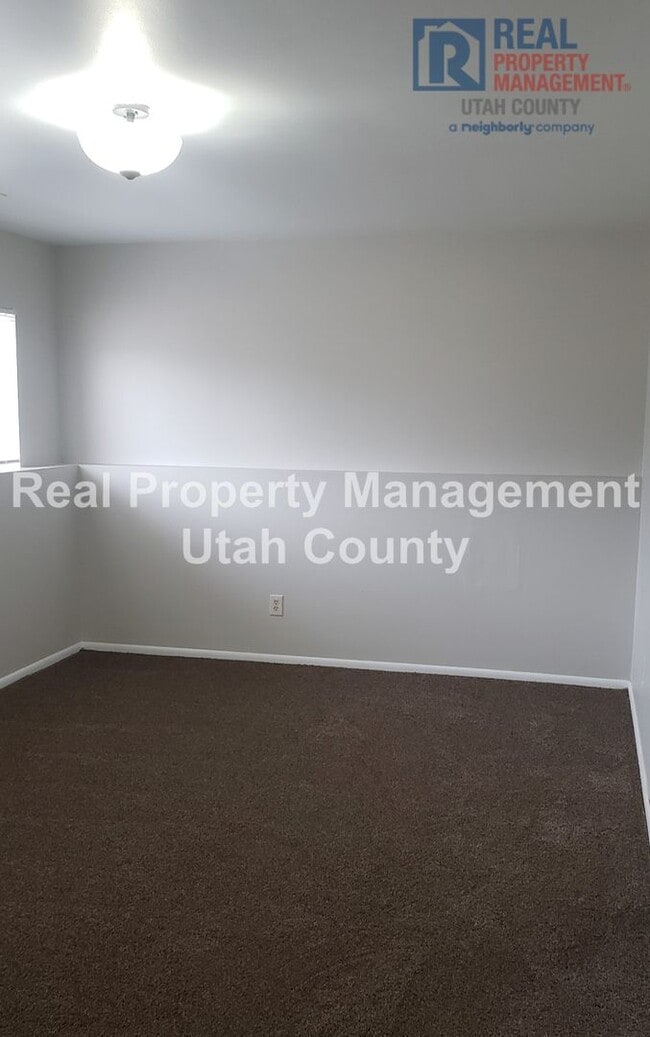 Building Photo - Orem Duplex