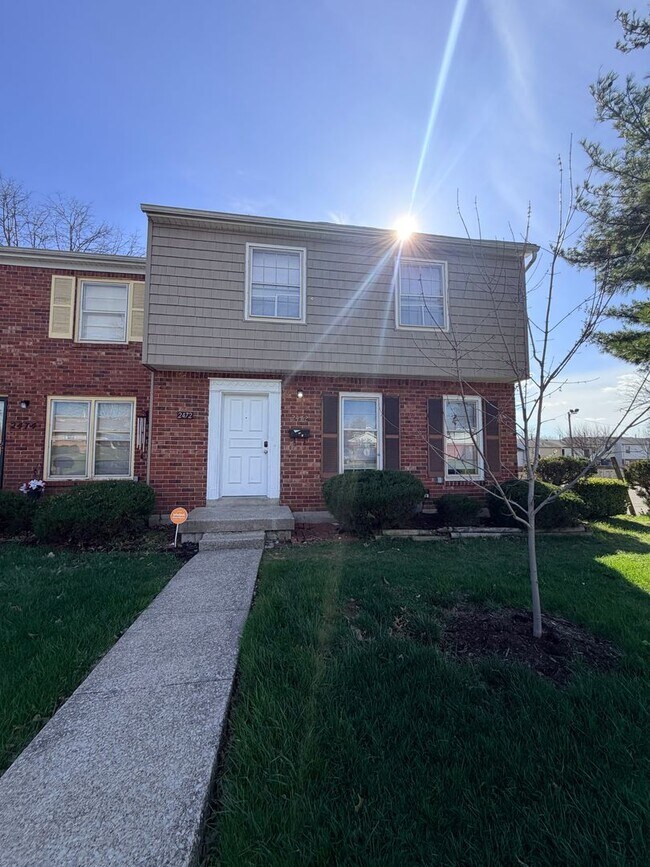 Building Photo - 2472 Woodhill Dr