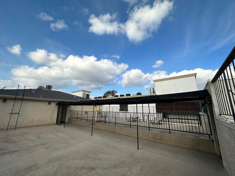 Rooftop deck - 11639 Chenault St