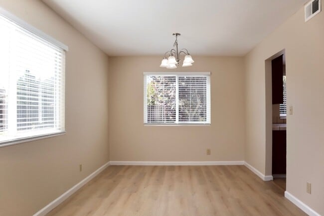 Building Photo - Splendid 3-bedroom home + Bonus Loft located in Fremont! – New flooring!