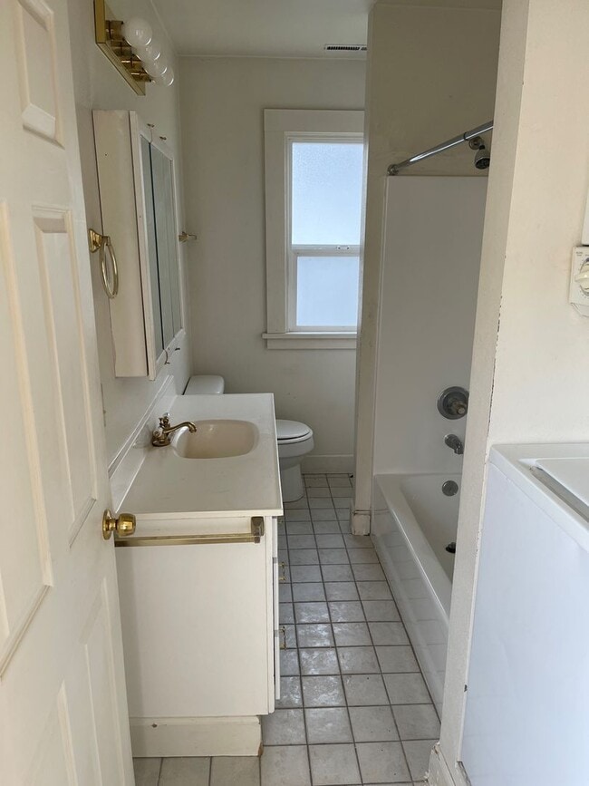 Building Photo - Nice Tacoma Duplex 2 Bed 1 Bath For Rent