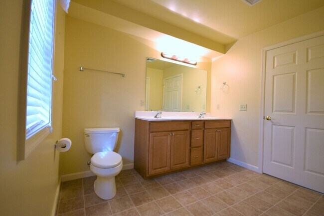Building Photo - End-Unit Townhome in Homecoming Ridge with...