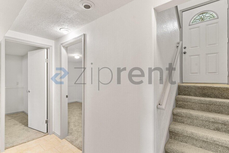 Building Photo - Unit