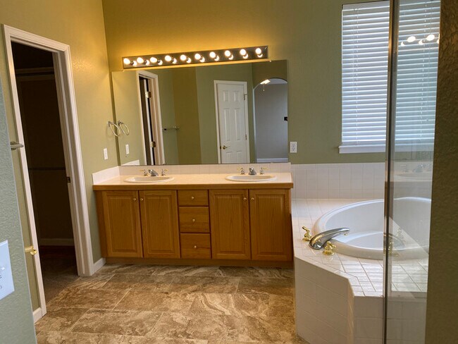 Building Photo - Immaculate home in Castle Pines North