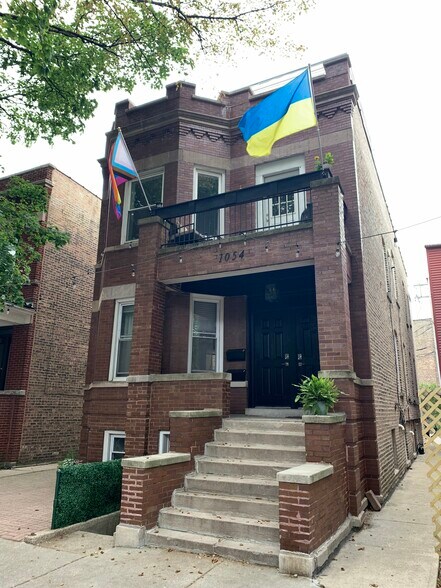 Primary Photo - 1054 N Leavitt St