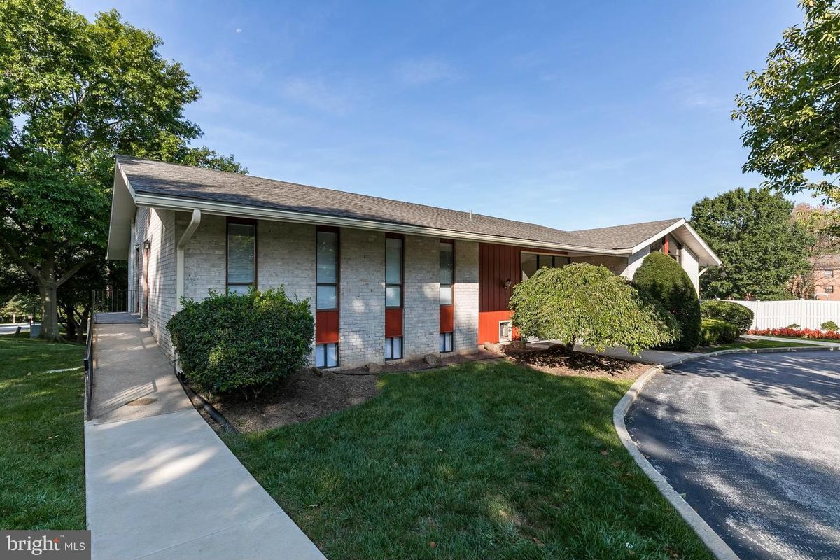Building Photo - 1821 Valley Dr