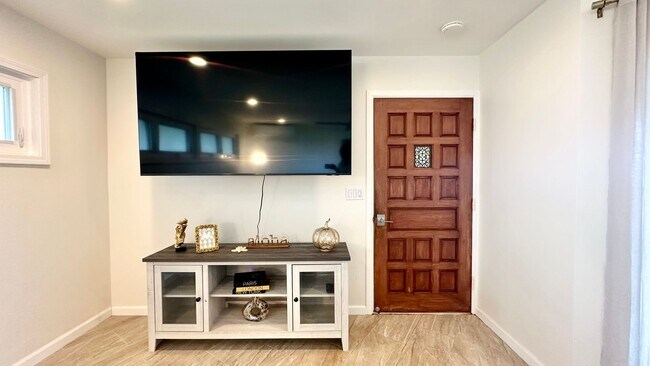 Building Photo - Fully Furnished 4 BD/3 BA Home in Mariner's Ridge!! Includes 1 Garage PRKG, W/D, Sep. Studio, & G...