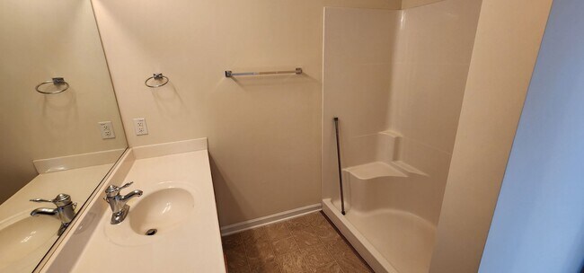 Building Photo - Great condo near Hanes Mall area, Clemmons and I40