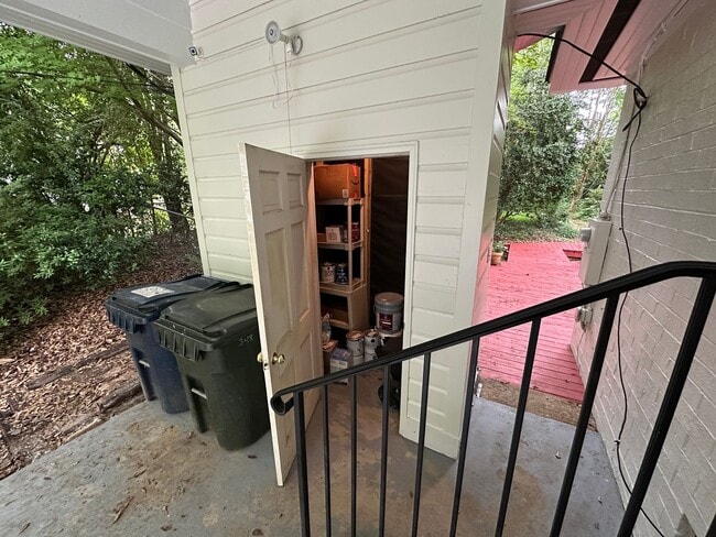 Building Photo - Super Cute Cottage 1 mile from Toomers Corner