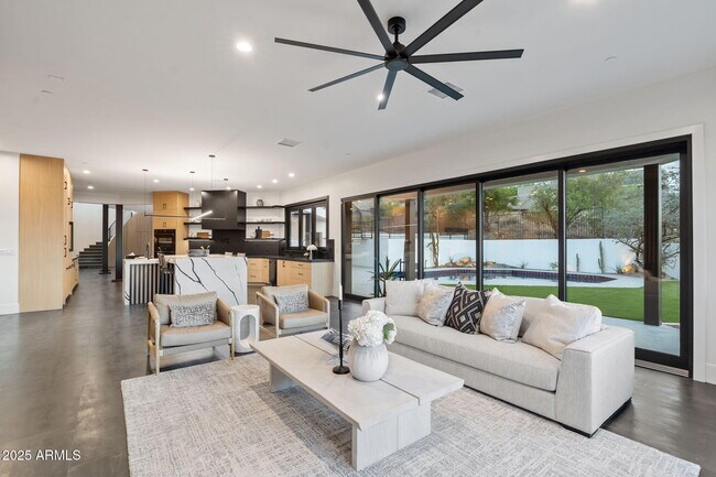 Building Photo - 3135 E Palo Verde Dr