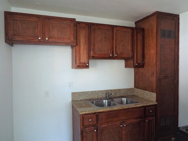 Kitchen - 7642 Comstock Ave