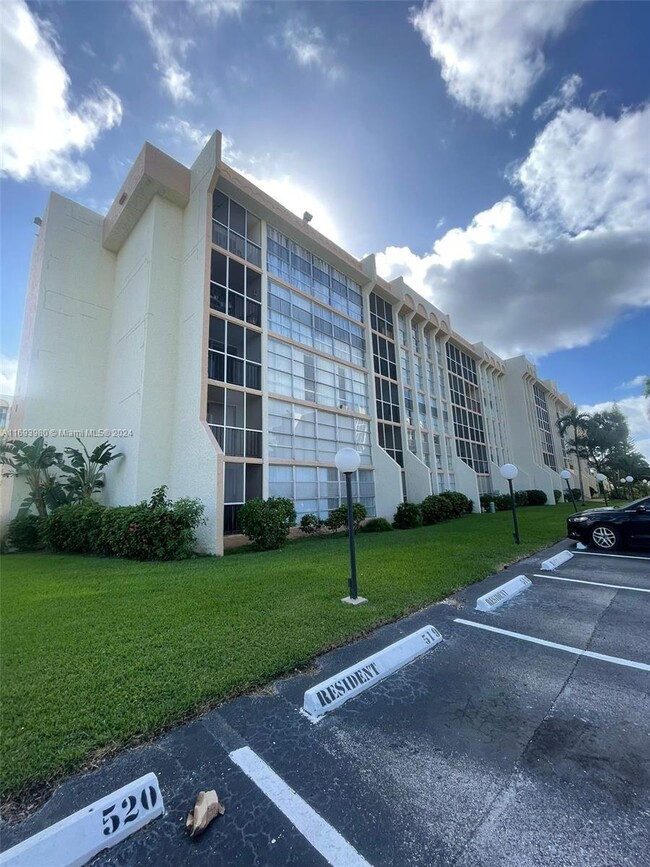 Building Photo - 1 bedroom in Hallandale FL 33009