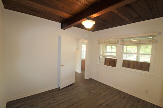 Building Photo - Quaint Santa Paula Home