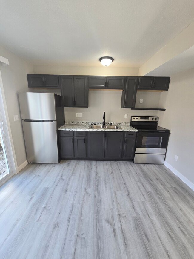 Building Photo - 2 Bedroom 1.5 Bath Townhouse Apt in Osage Beach!