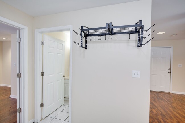 Building Photo - 1 Bedroom Apartment Downtown