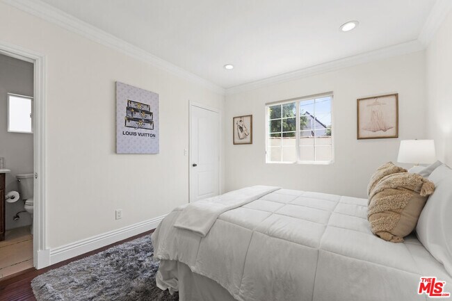 Building Photo - 1114 S La Peer Dr