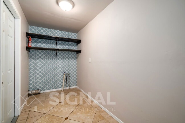 Building Photo - 5040 Oak Leaf Cir