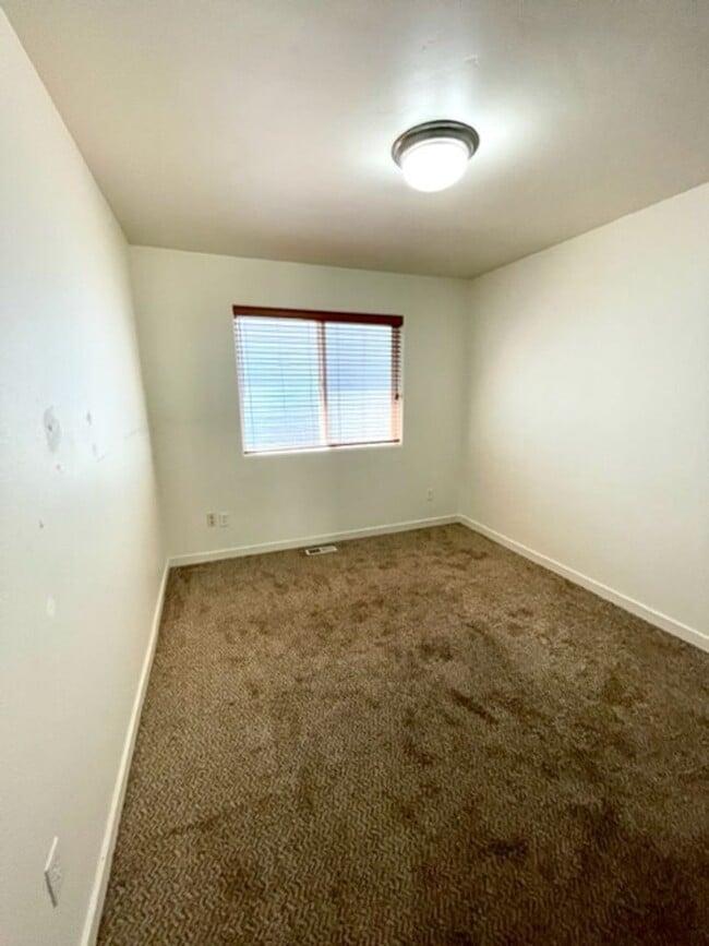 Building Photo - Single level home in NE Bend, close to sho...