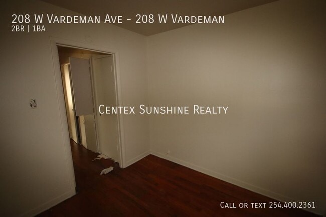 Building Photo - 208 W Vardeman Ave
