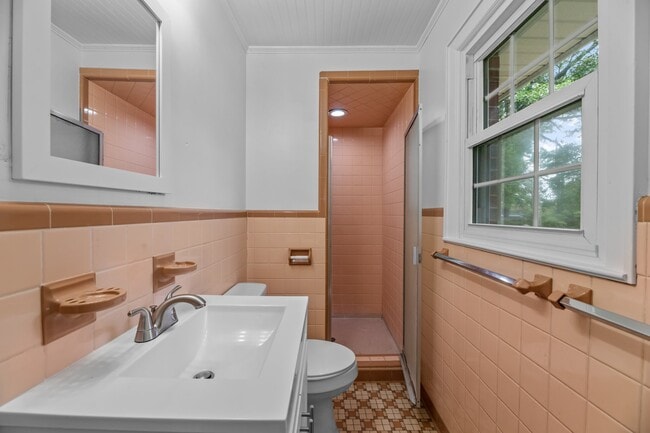 Building Photo - 607 Pinetree Dr