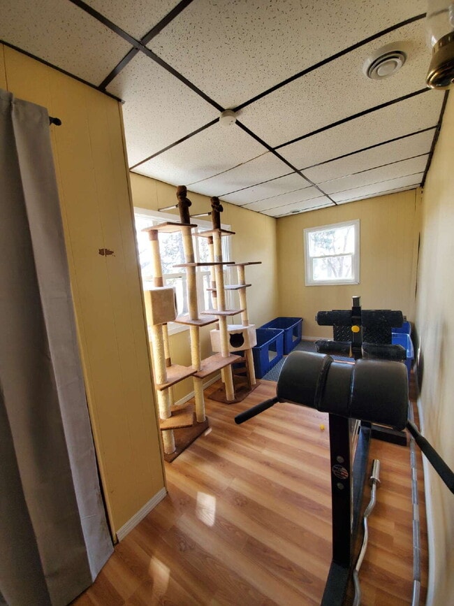 Building Photo - Triplex Lower Unit - Available for Rent