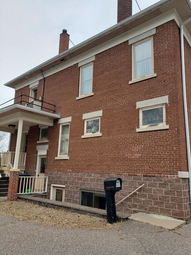 Building Photo - 415 Division St