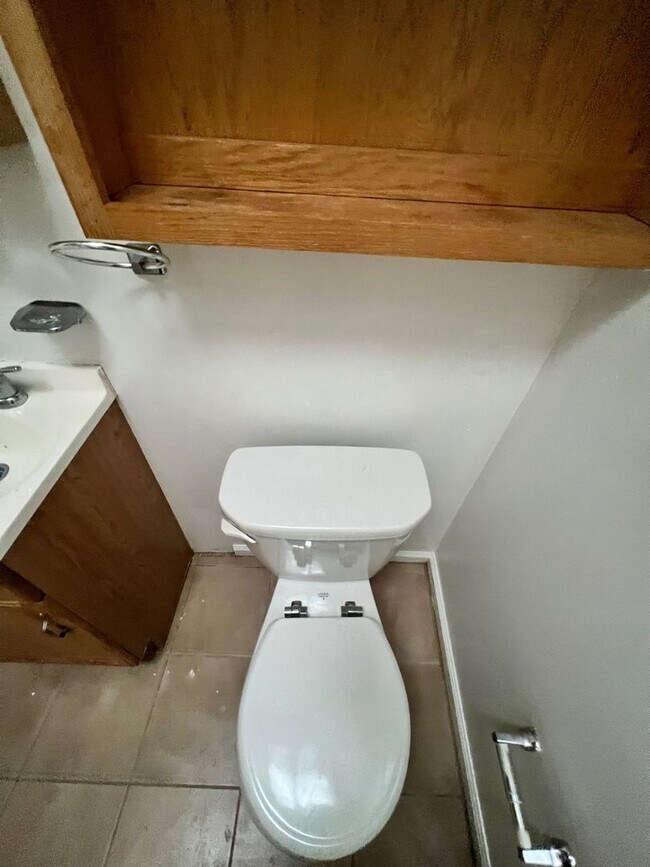 Building Photo - Classic 3 Bedroom with Washer/Dryer | Ches...