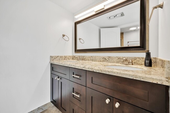 Building Photo - 720 Bayshore Dr