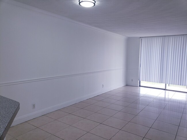 Building Photo - Spacious 2-bedroom apartment in Miramar