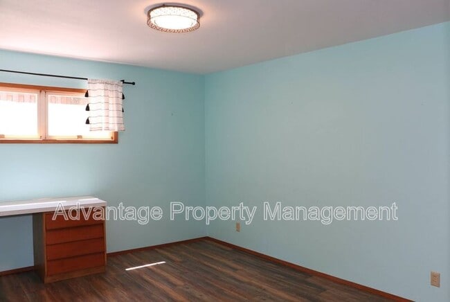 Building Photo - 3240 NW Elmwood Dr