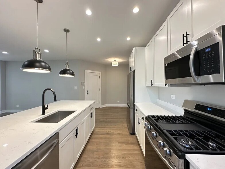 Building Photo - 2636 W Carmen Ave