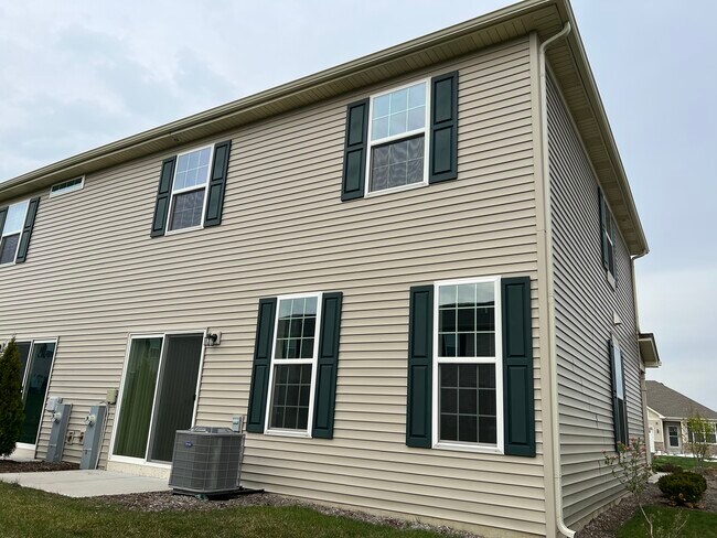 Building Photo - 1231 Hawk Hollow Dr