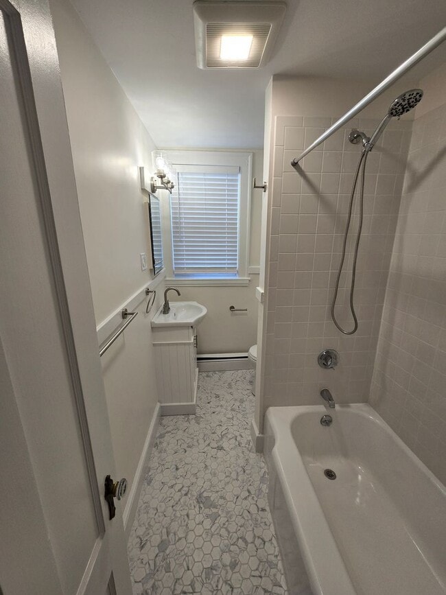 Building Photo - Updated 2 Bedroom Apartment!