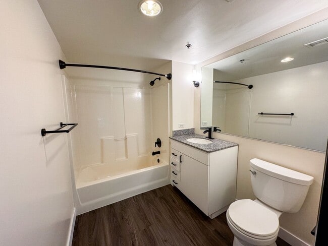 Building Photo - Little Italy Updated Townhome Style 2Bed 2...