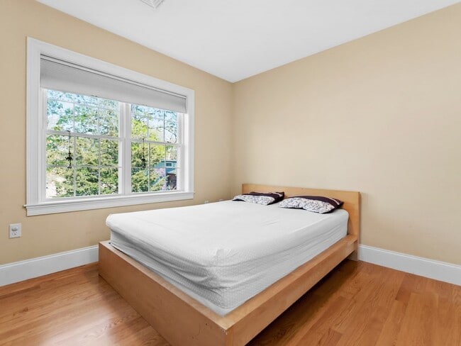 Building Photo - 22 Wellesley Ave