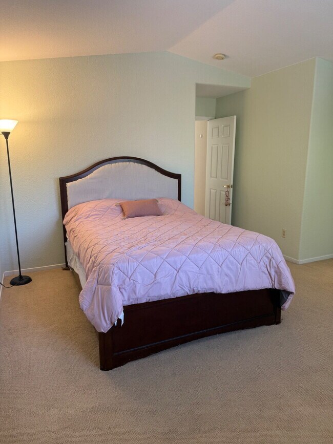 Building Photo - Charming 3 Bedroom 2.5 Bathroom Home in Pr...