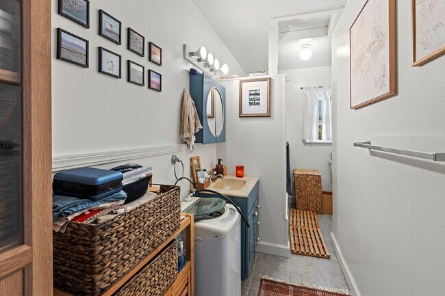 Building Photo - 1809 Oak St