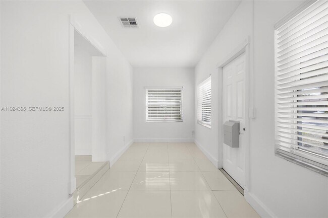 Building Photo - 1627 Moffett St