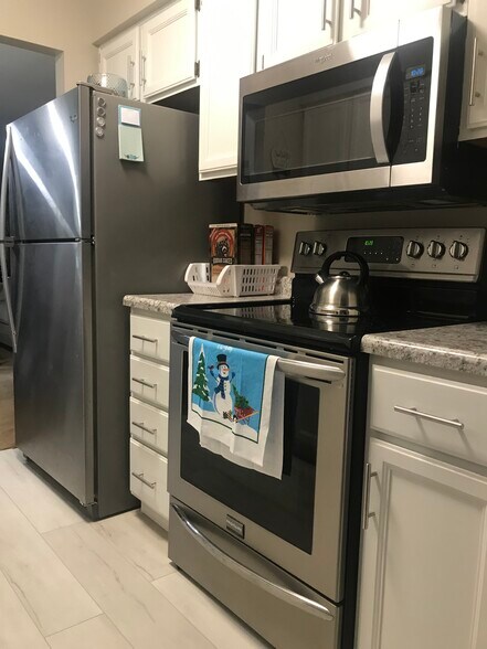 Building Photo - 10092 Hideaway Cove