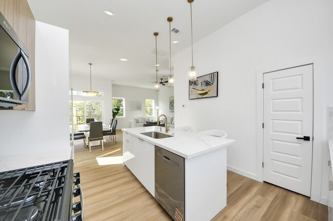 Building Photo - 1216 D E 34th St