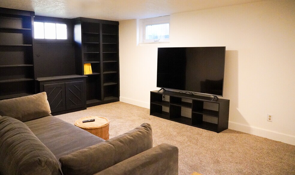 Building Photo - 4603 NE Irving St